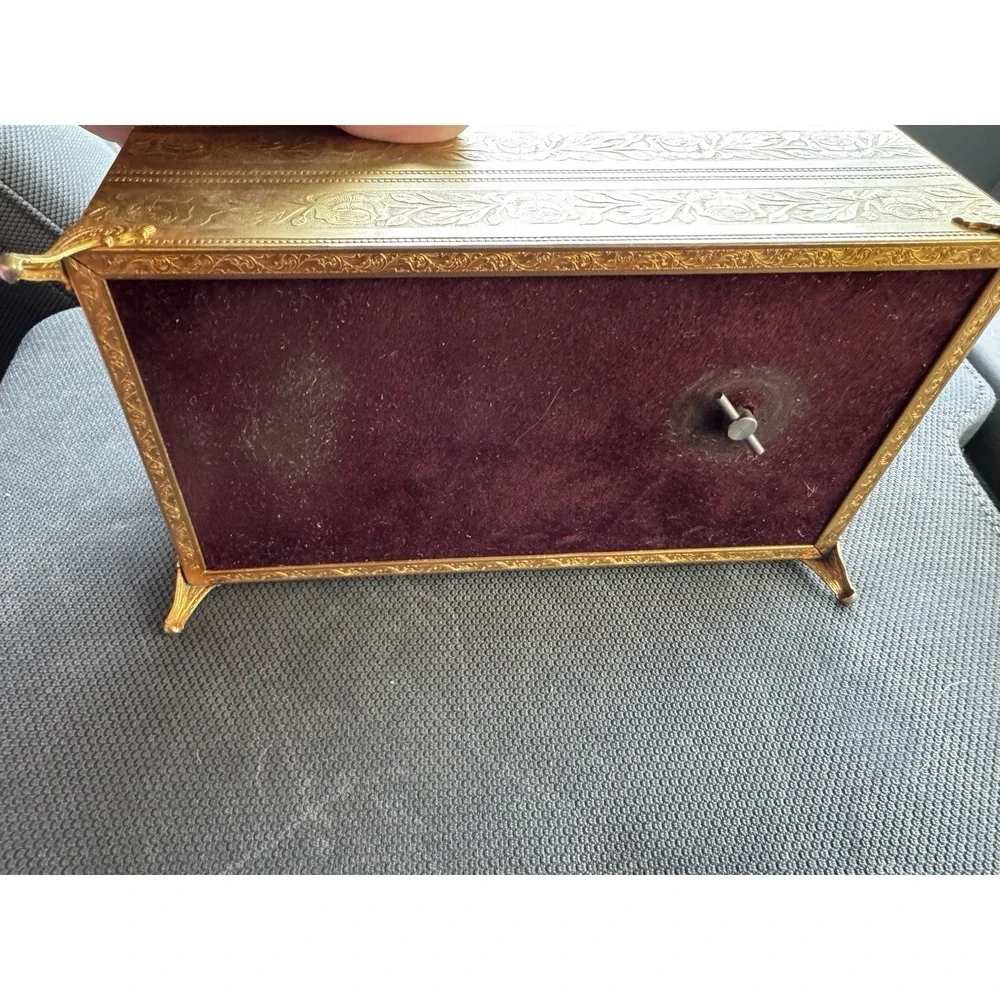 VTG MUSICAL JEWELRY BOX LE CARILLON MVMT ORNATE  GOLD FLORAL FOOTED DESIGN